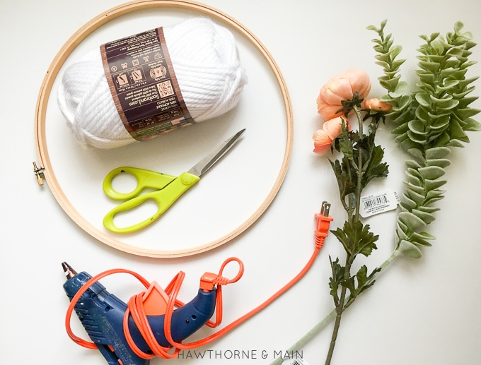 Simple Embroidery Hoop Wreath. Love how easy this wreath looks to make. This will look amazing on my front door. Totally pinning! 