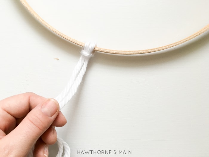 Simple Embroidery Hoop Wreath. Love how easy this wreath looks to make. This will look amazing on my front door. Totally pinning! 