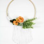 Simple Embroidery Hoop Wreath. Love how easy this wreath looks to make. This will look amazing on my front door. Totally pinning!