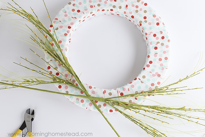 BEAUTIFUL (and simple) Hello Spring Wreath tutorial - this is the perfect craft to make and display on your front door or in your home.