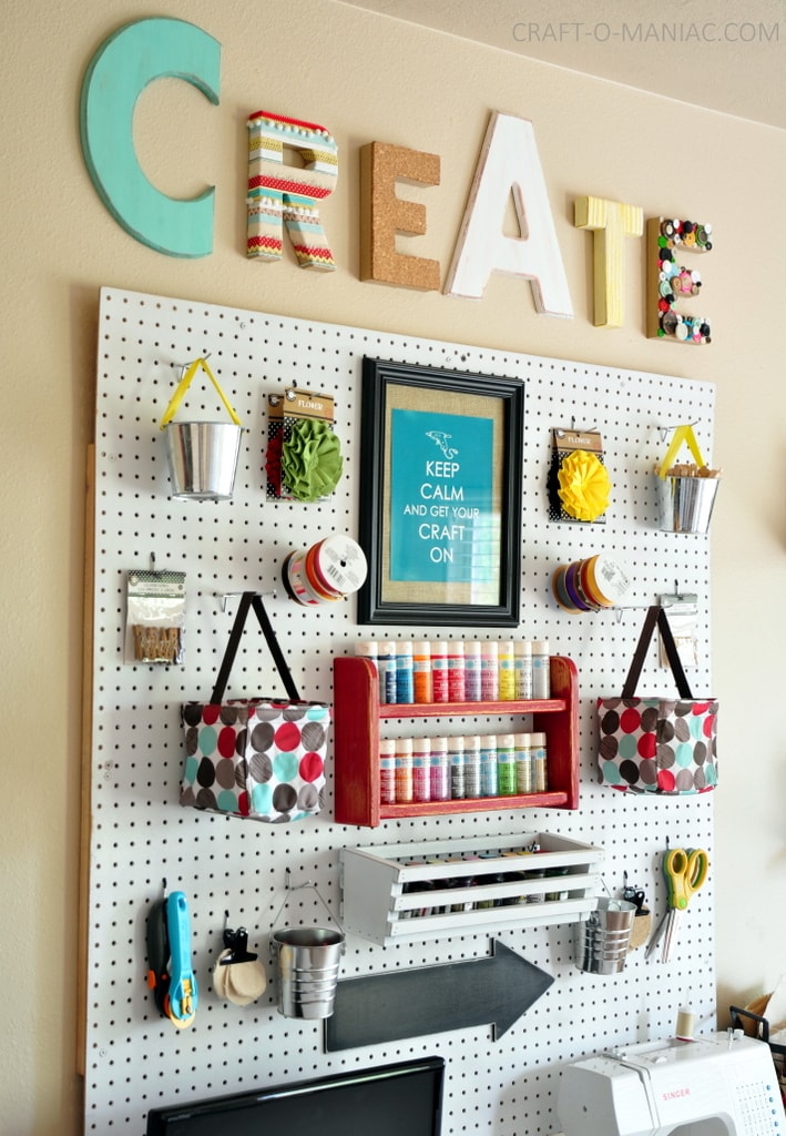 An awesome roundup of 20+ ideas to inspire your craft room organization!! A must-see on { lilluna.com }