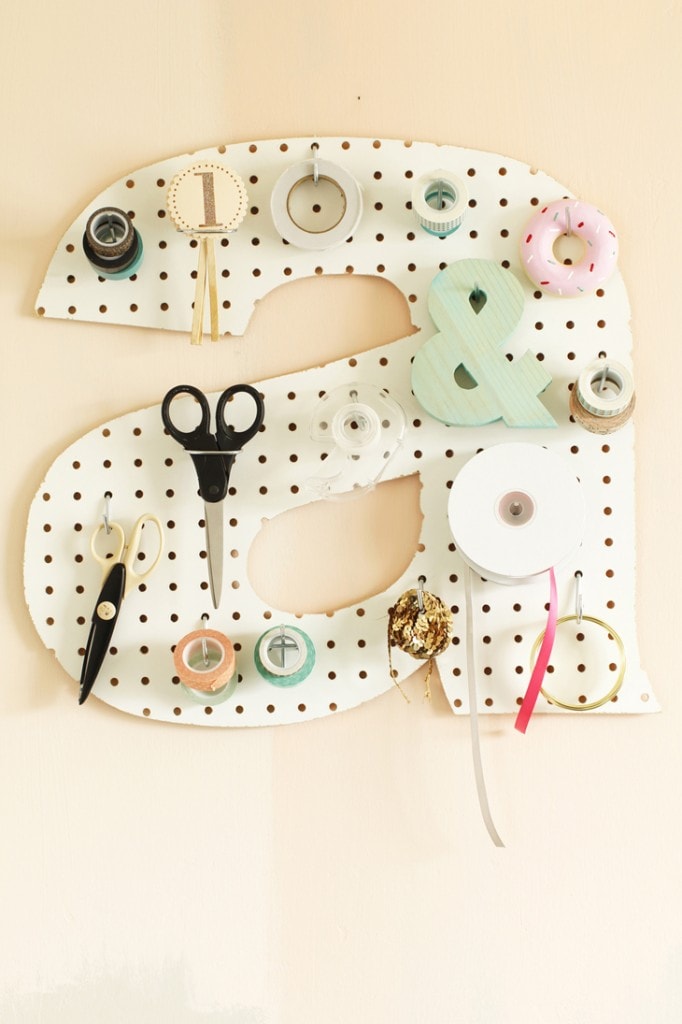 An awesome roundup of 20+ ideas to inspire your craft room organization!! A must-see on { lilluna.com }