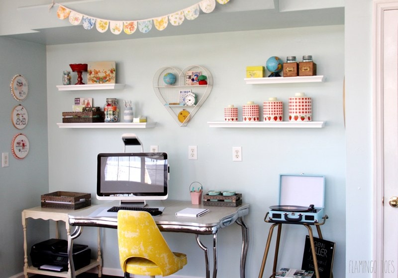 An awesome roundup of 20+ ideas to inspire your craft room organization!! A must-see on { lilluna.com }