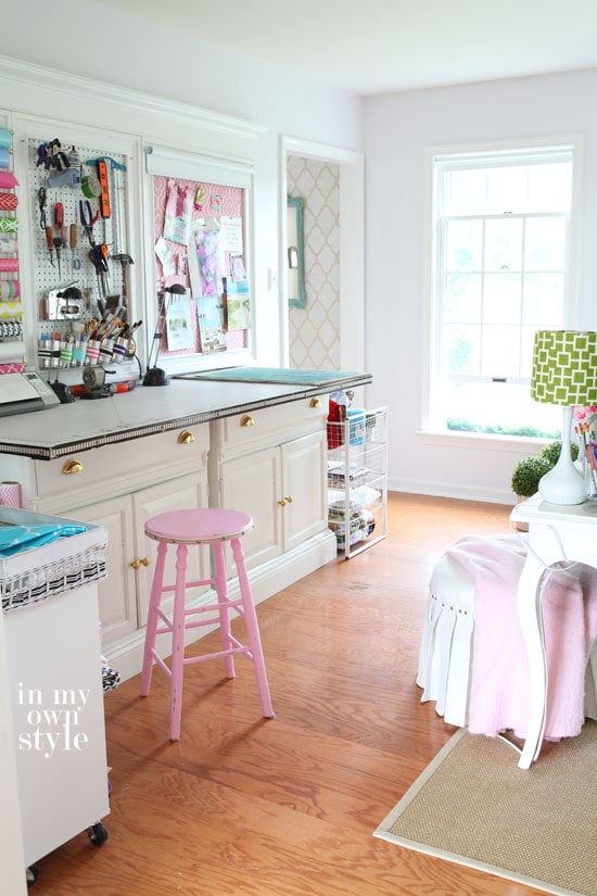 An awesome roundup of 20+ ideas to inspire your craft room organization!! A must-see on { lilluna.com }