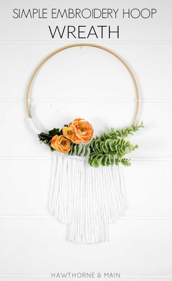 Simple Embroidery Hoop Wreath. Love how easy this wreath looks to make. This will look amazing on my front door. Totally pinning! 
