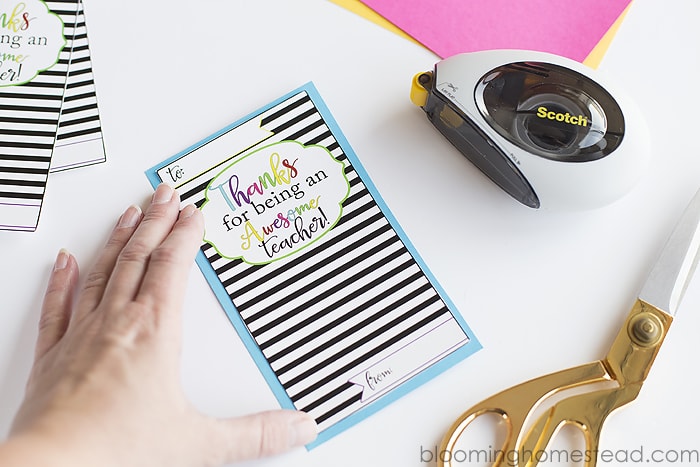 FREE Teacher Appreciation Printable Gift Card Holder - perfect idea to celebrate and thank your favorite teachers!