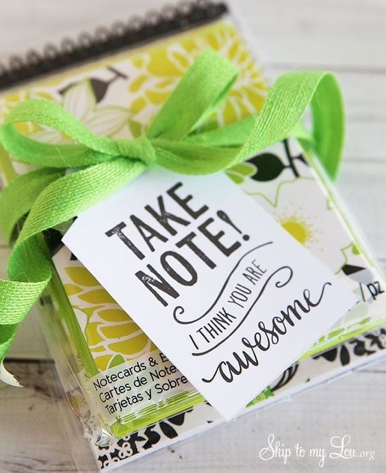 A roundup of 20+ Teacher Appreciation Gifts - lots of great crafts and FREE printables to make for the perfect gift for all those awesome teachers!! { lilluna.com }