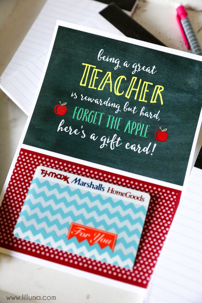 FREE Teacher Appreciation Gift Card Holder - perfect for your favorite teacher and takes just a few minutes to put together.