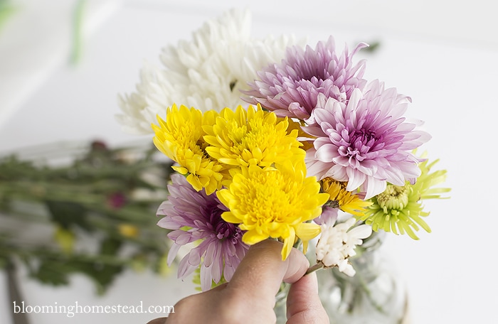 DIY Rustic Floral Wall Decor - This DIY Rustic Wall Decor is such a fun way to display flowers in your home and is quite simple to make!