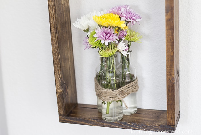 DIY Rustic Floral Wall Decor - This DIY Rustic Wall Decor is such a fun way to display flowers in your home and is quite simple to make!