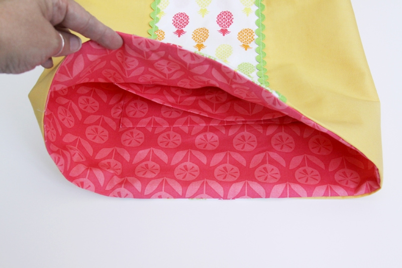 Easy Summer Pineapple Tote Bag - This cute bag is so easy to sew up and has all kinds of pockets for holding your keys and phone. 