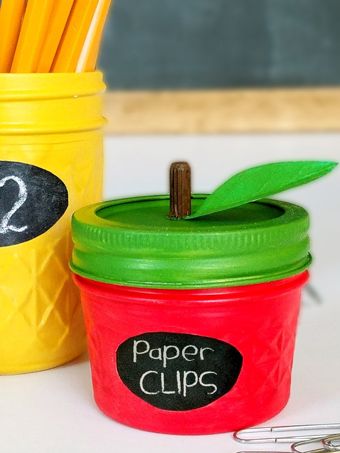 Mason Jar Teacher Gift Idea - a simple and cute DIY project that will make for a gift your kiddos' teachers will LOVE! See it on { lilluna.com }