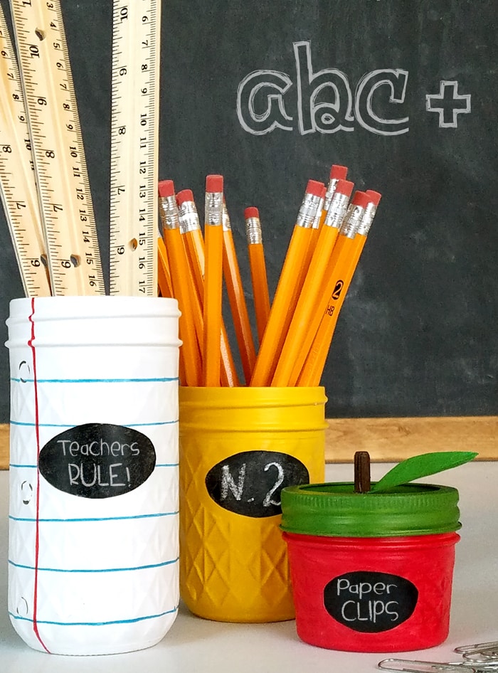 Mason Jar Teacher Gift Idea - a simple and cute DIY project that will make for a gift your kiddos' teachers will LOVE! See it on { lilluna.com }