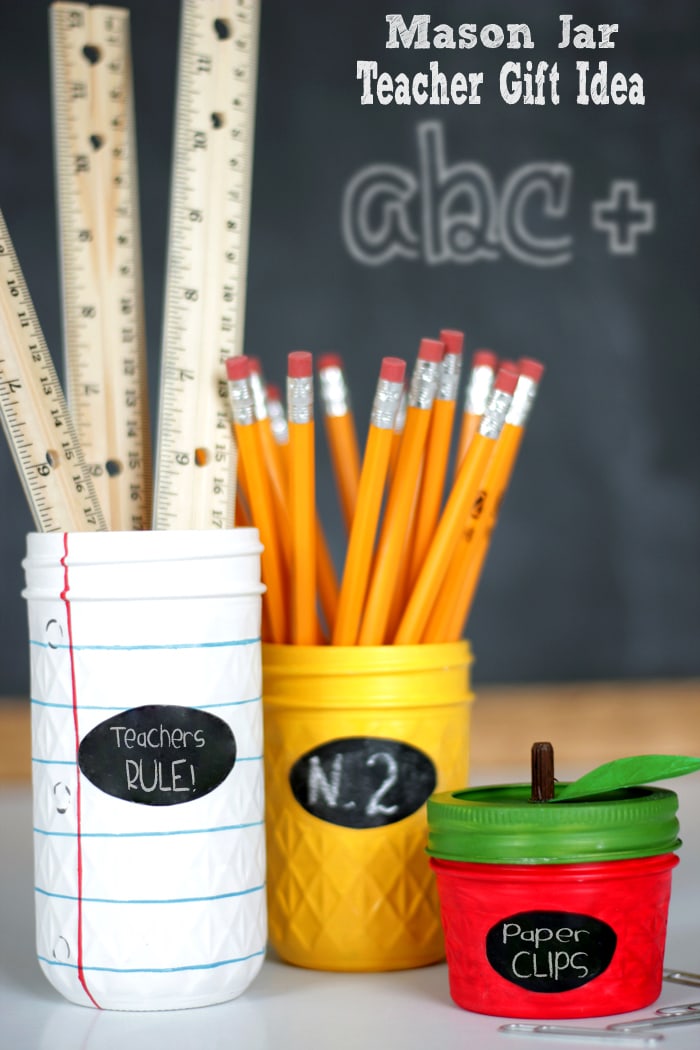 Mason Jar Teacher Gift Idea - a simple and cute DIY project that will make for a gift your kiddos' teachers will LOVE! See it on { lilluna.com }