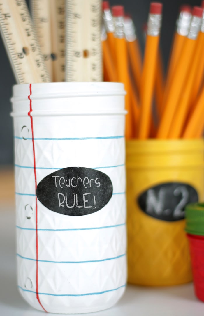 Mason Jar Teacher Gift Idea - a simple and cute DIY project that will make for a gift your kiddos' teachers will LOVE! See it on { lilluna.com }