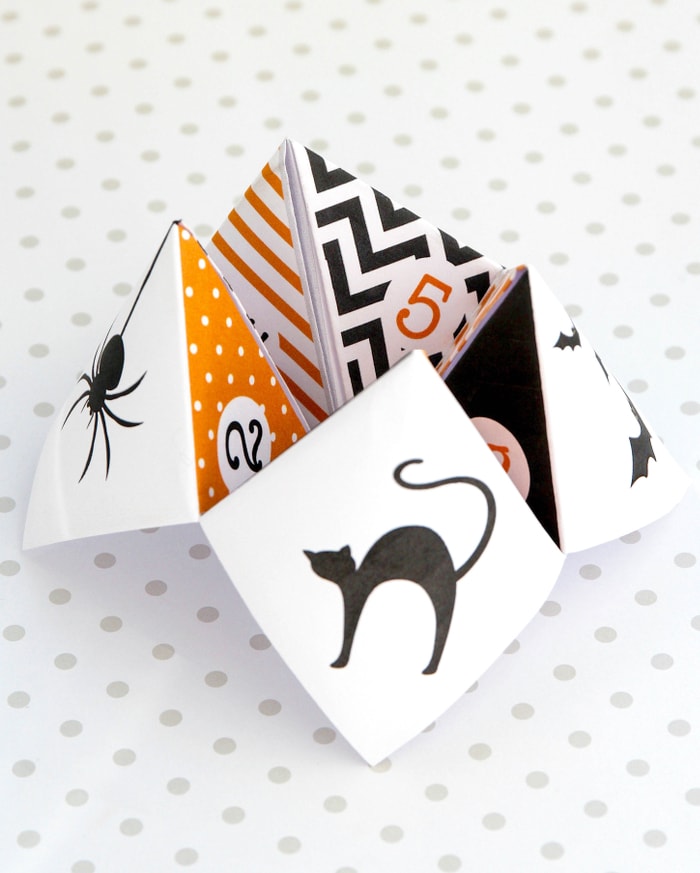 Halloween Cootie Catcher - the kids are obsessed with these things!! Get the free prints on { lilluna.com }