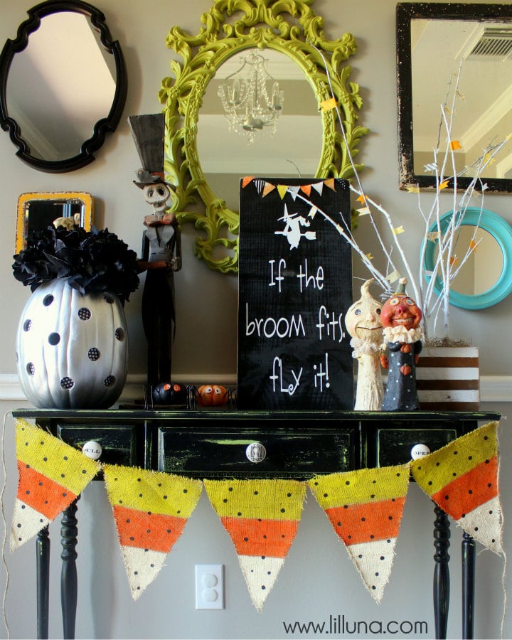 Burlap Candy Corn Banner tutorial on { lilluna.com } All you need is burlap, paint, & jute to make this super fun burlap!