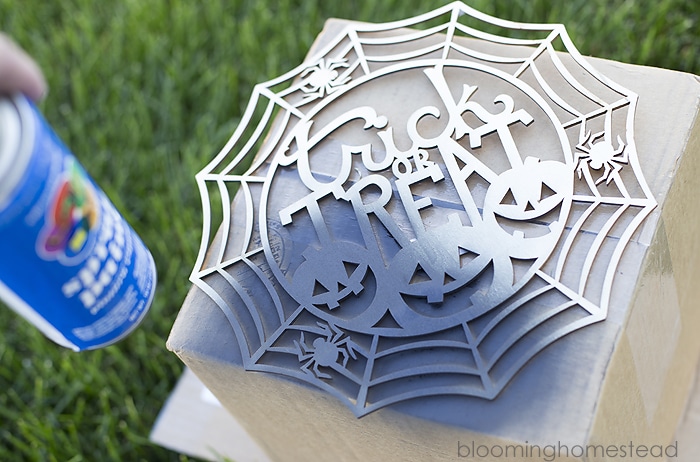 Halloween Trick or Treat Wreath by Blooming Homestead - a bold and festive wreath that's easy to assemble using just a few supplies items! Cute with just the right amount of spooky!! See it on { lilluna.com }