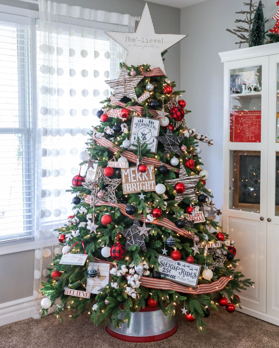 Red and White Christmas Decor - Pretty DIY Home