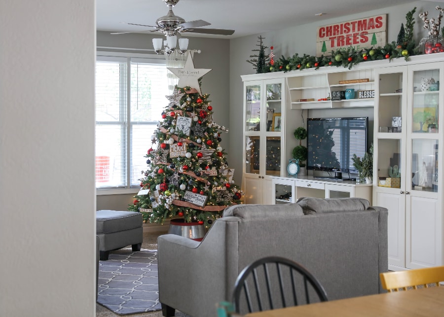 BEAUTIFUL Christmas Home Tour - pretty and festive ideas to help you decorate your own home for the holidays.