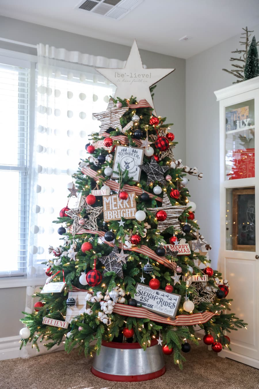 BEAUTIFUL Christmas Home Tour - pretty and festive ideas to help you decorate your own home for the holidays.