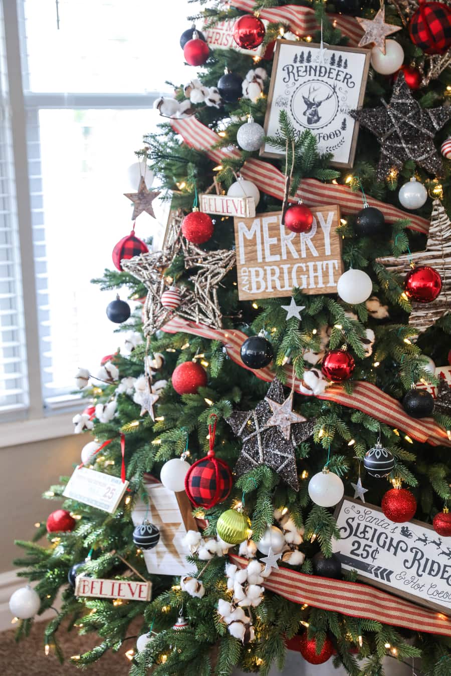 BEAUTIFUL Christmas Home Tour - pretty and festive ideas to help you decorate your own home for the holidays.