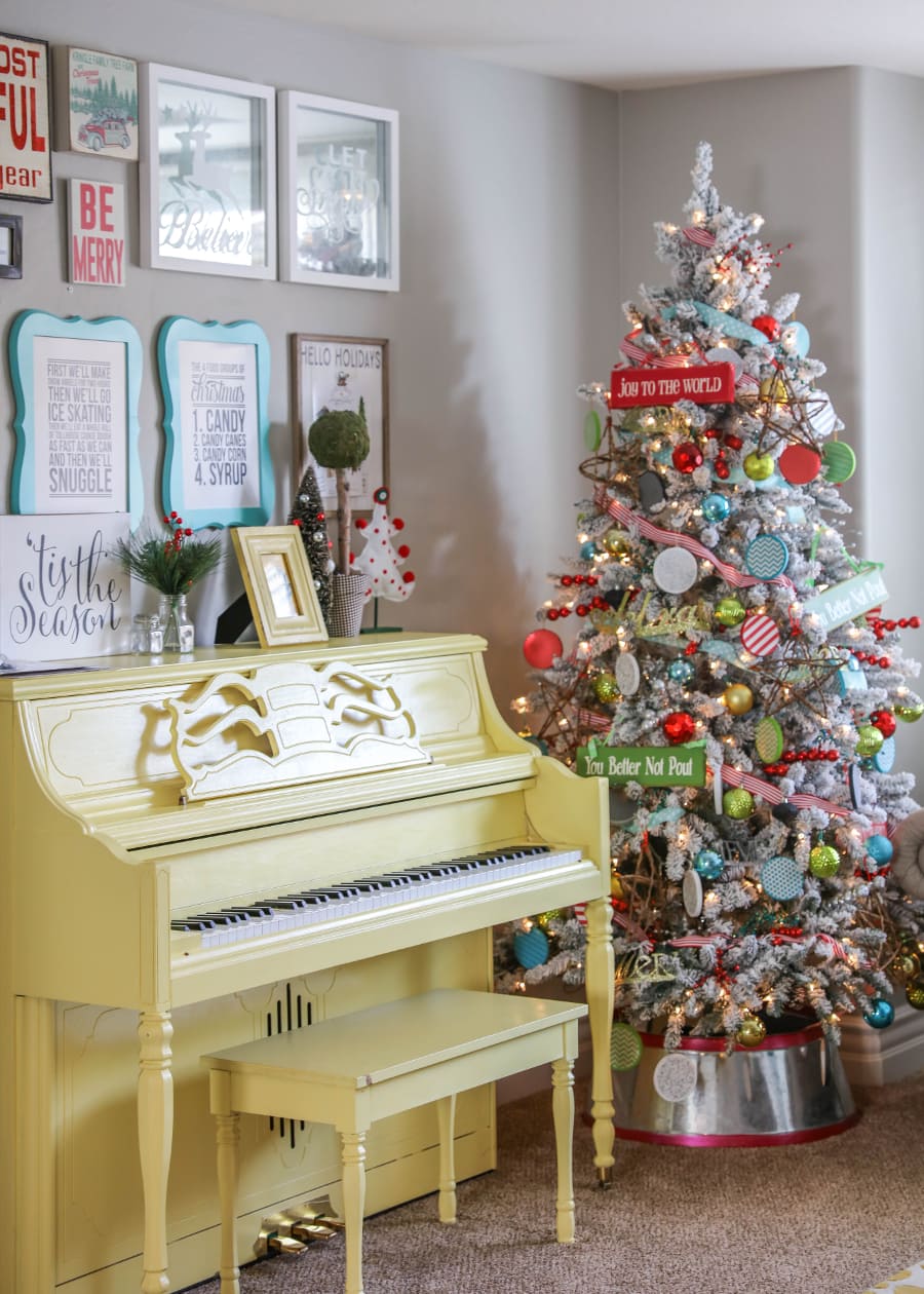 BEAUTIFUL Christmas Home Tour - pretty and festive ideas to help you decorate your own home for the holidays.