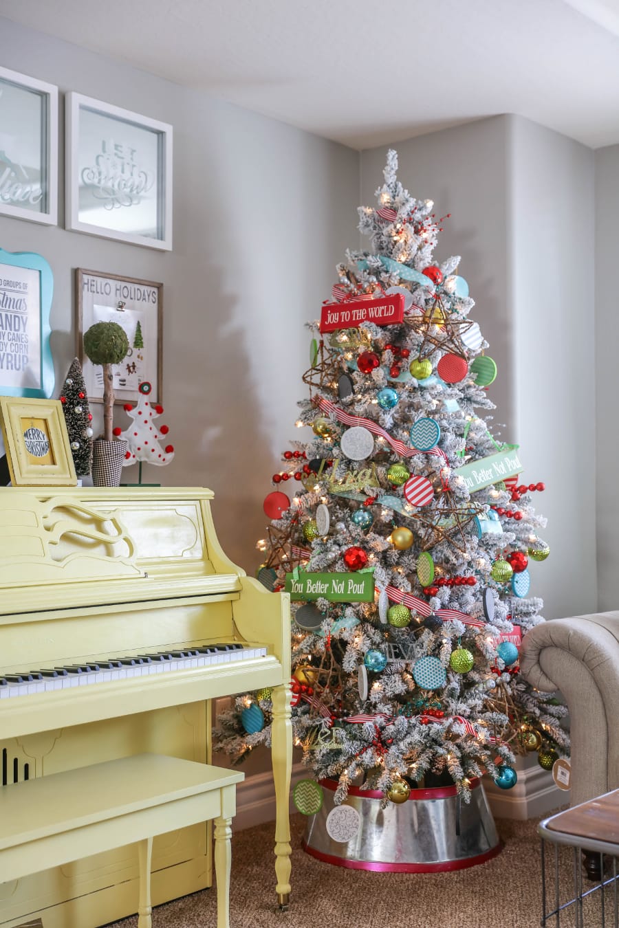 BEAUTIFUL Christmas Home Tour - pretty and festive ideas to help you decorate your own home for the holidays.