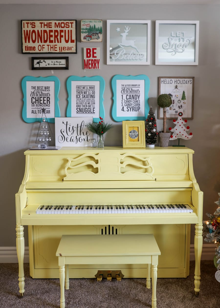 BEAUTIFUL Christmas Home Tour - pretty and festive ideas to help you decorate your own home for the holidays.