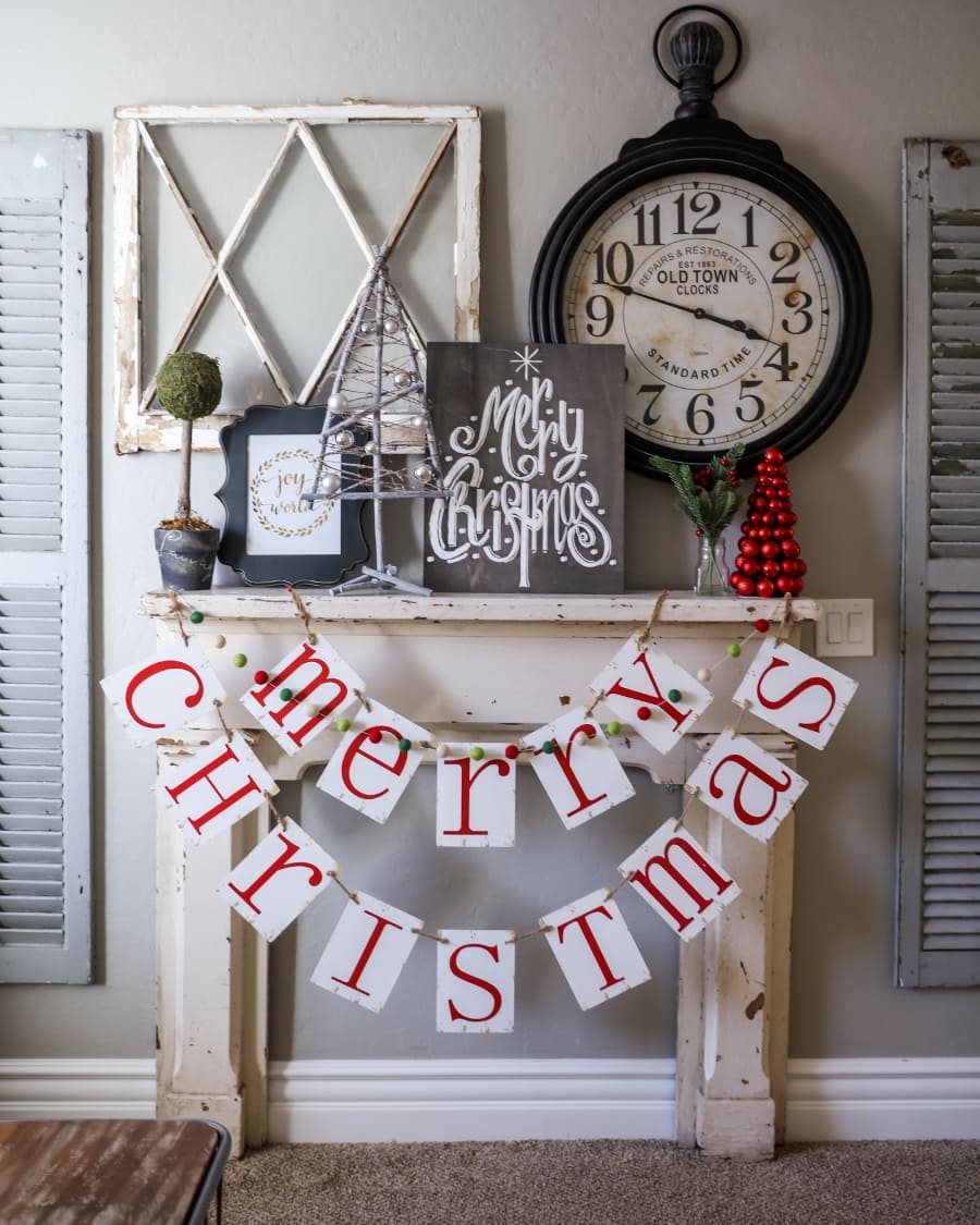 BEAUTIFUL Christmas Home Tour - pretty and festive ideas to help you decorate your own home for the holidays.