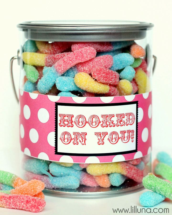 Hooked on You Pail. LOVE this Valentines gift idea on { lilluna.com }