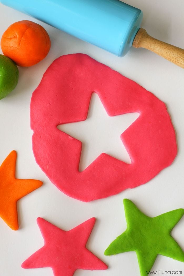 Simple (and EDIBLE) Play Dough - perfect for the kiddos. Takes just minutes to make! { lilluna.com }