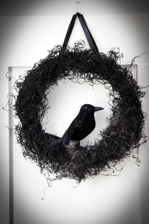 A collection of 25 Halloween wreaths to inspire you for your Halloween decor! { lilluna.com }