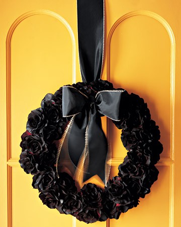 A collection of 25 Halloween wreaths to inspire you for your Halloween decor! { lilluna.com }