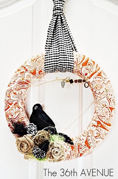 A collection of 25 Halloween wreaths to inspire you for your Halloween decor! { lilluna.com }