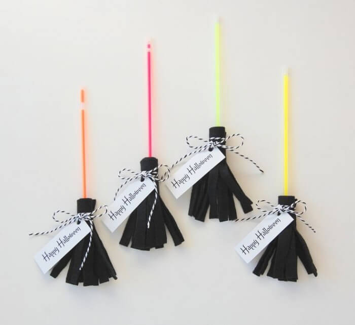 20+ Non-Candy Halloween Treats on { lilluna.com }!! Fun and cute little treats, perfect as party favors, gifts, and goodies!